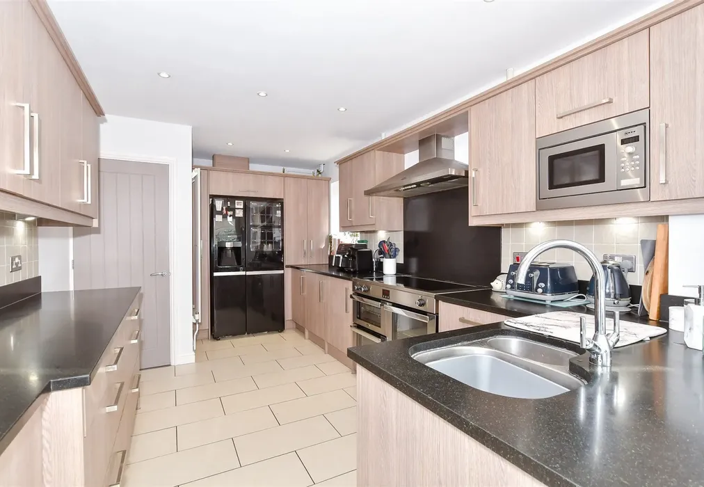 Kitchen - Lambourne Drive, Kings Hill, West Malling, Kent - Wards of Kent