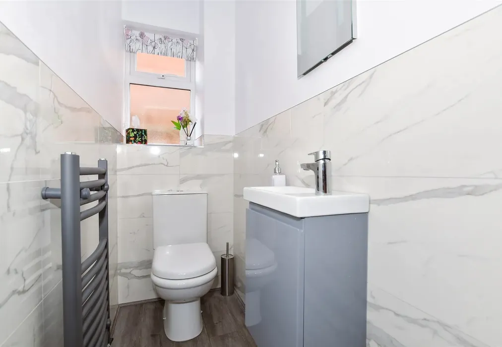 Bathroom - Lambourne Drive, Kings Hill, West Malling, Kent - Wards of Kent