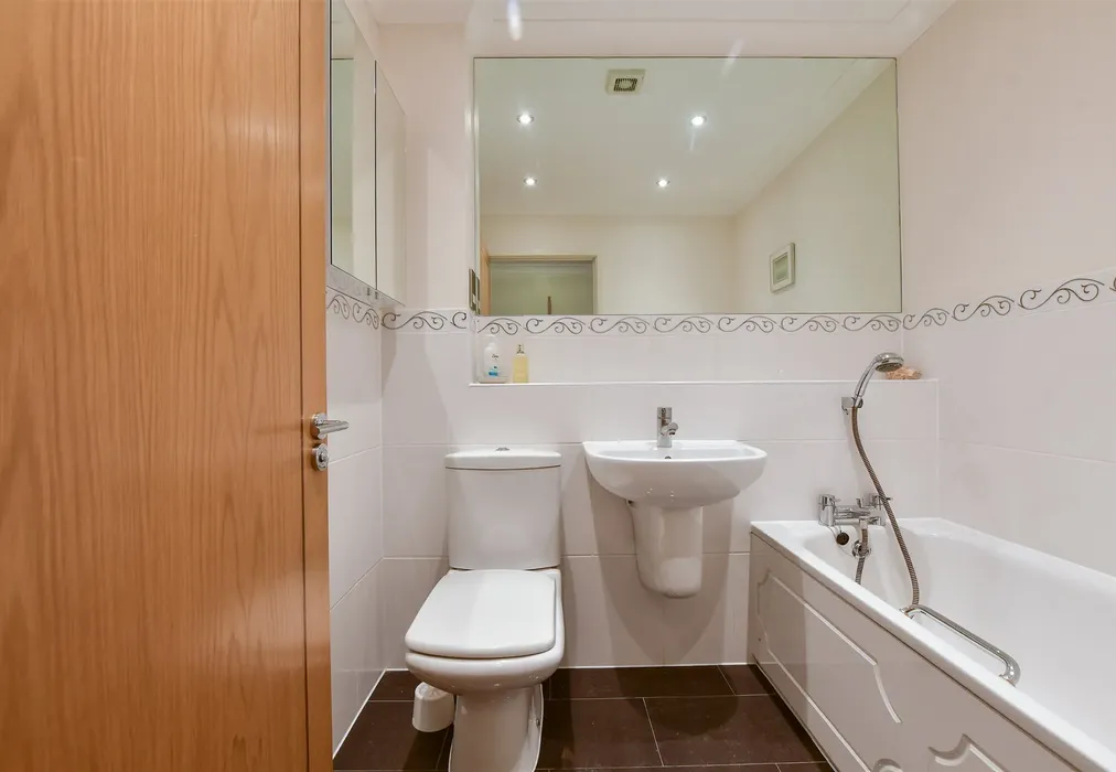 Bathroom - Ridgeway Cliff, Herne Bay, Kent - Wards of Kent