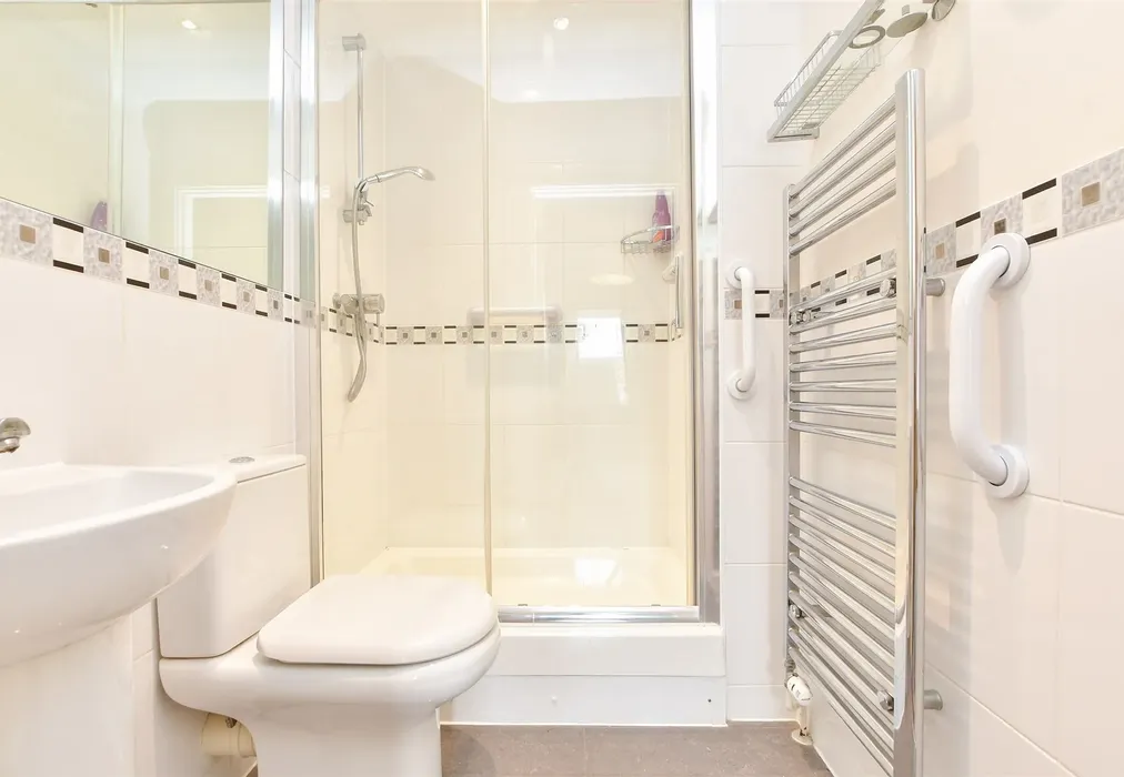Shower Room - Ridgeway Cliff, Herne Bay, Kent - Wards of Kent