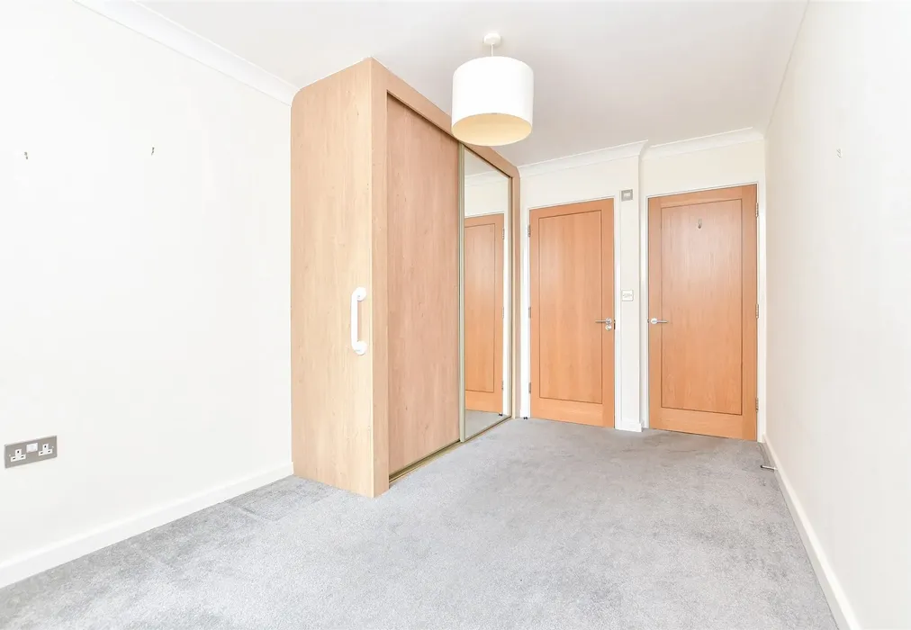 Bedroom 1 - Ridgeway Cliff, Herne Bay, Kent - Wards of Kent