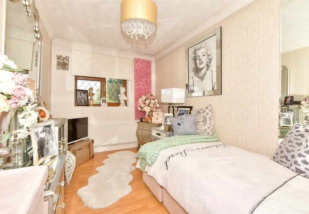 Bedroom 1 - Lade Fort Crescent, Lydd On Sea, Kent - Wards of Kent