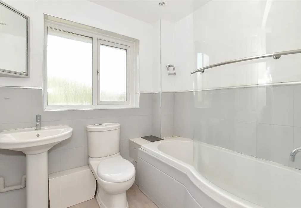 Bathroom - Farmlea Road, Portsmouth, Hampshire - Wards of Kent