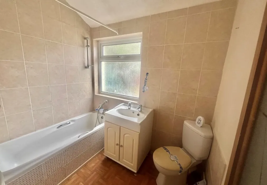 Bathroom - Minster Road, Minster On Sea, Sheerness, Kent - Wards of Kent