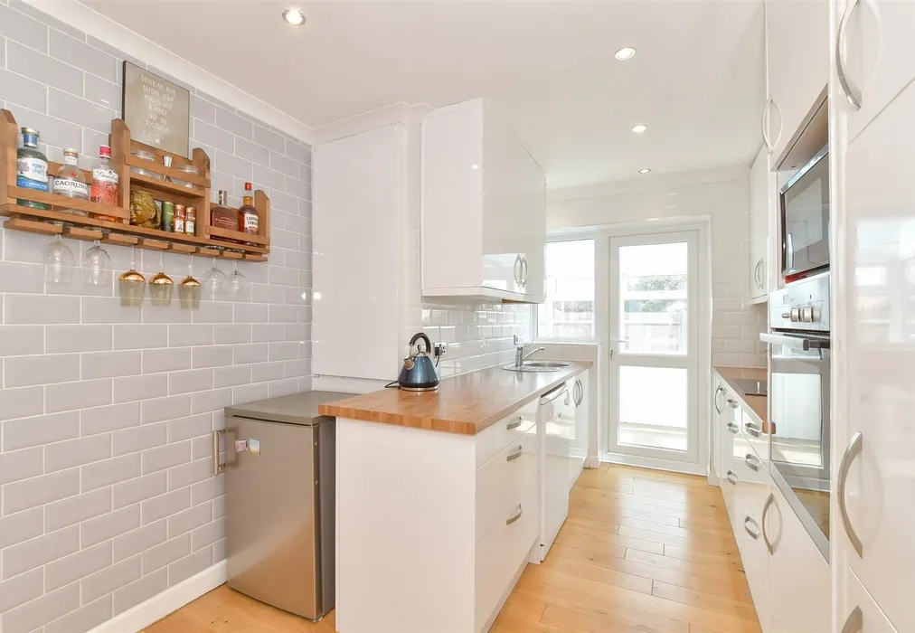 Kitchen - Rosemary Way, Horndean, Waterlooville, Hampshire - Wards of Kent
