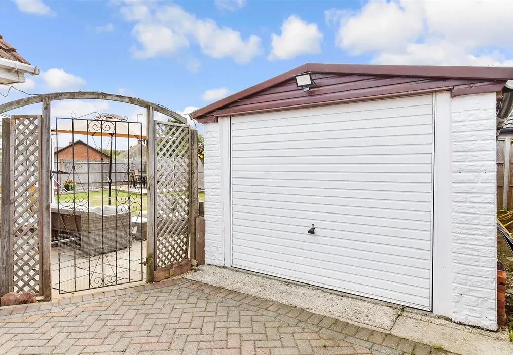Garage - Rosemary Way, Horndean, Waterlooville, Hampshire - Wards of Kent