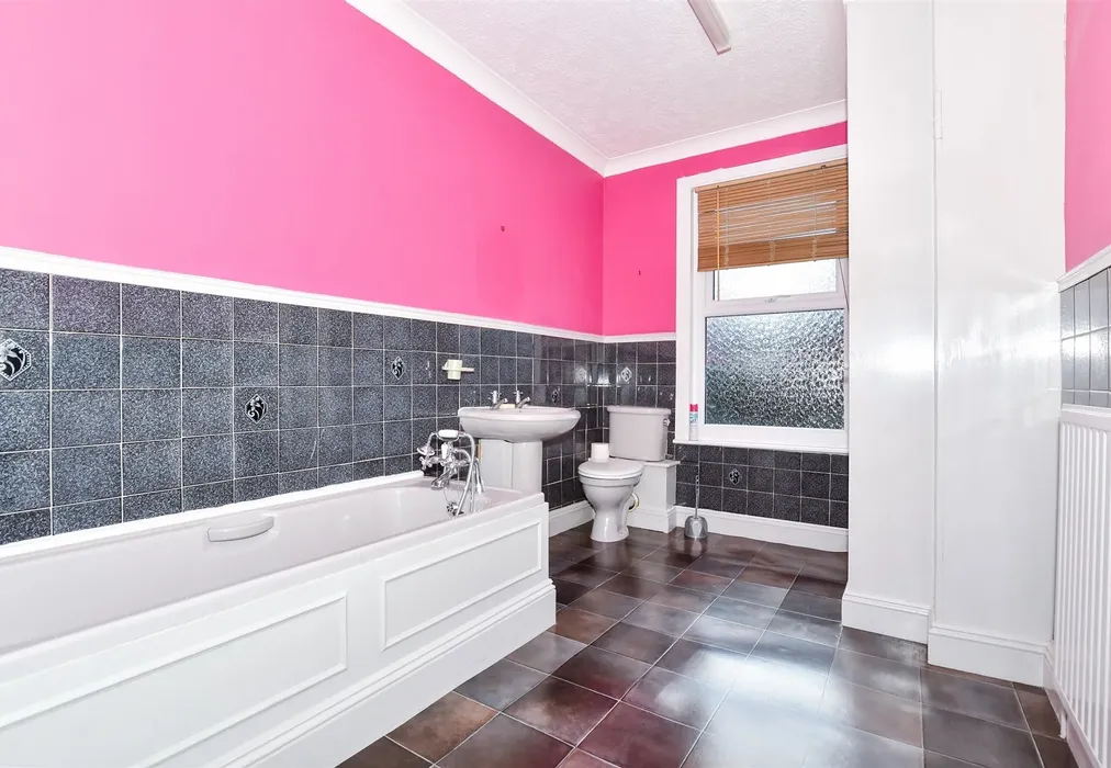 Bathroom - Tonbridge Road, Maidstone, Kent - Wards of Kent