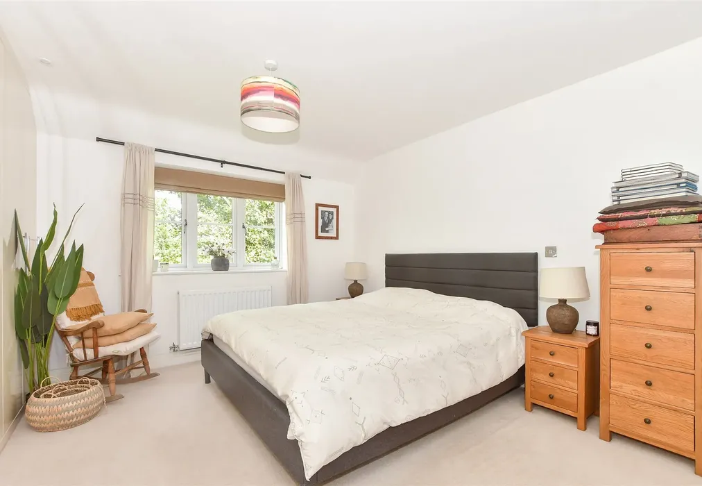 Bedroom 1 - Clockfield, Turners Hill, West Sussex - Wards of Kent