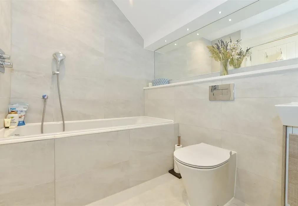 En-Suite - Clockfield, Turners Hill, West Sussex - Wards of Kent