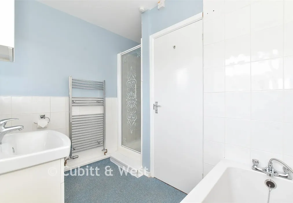 Bathroom - Powerscourt Road, Portsmouth, Hampshire - Wards of Kent