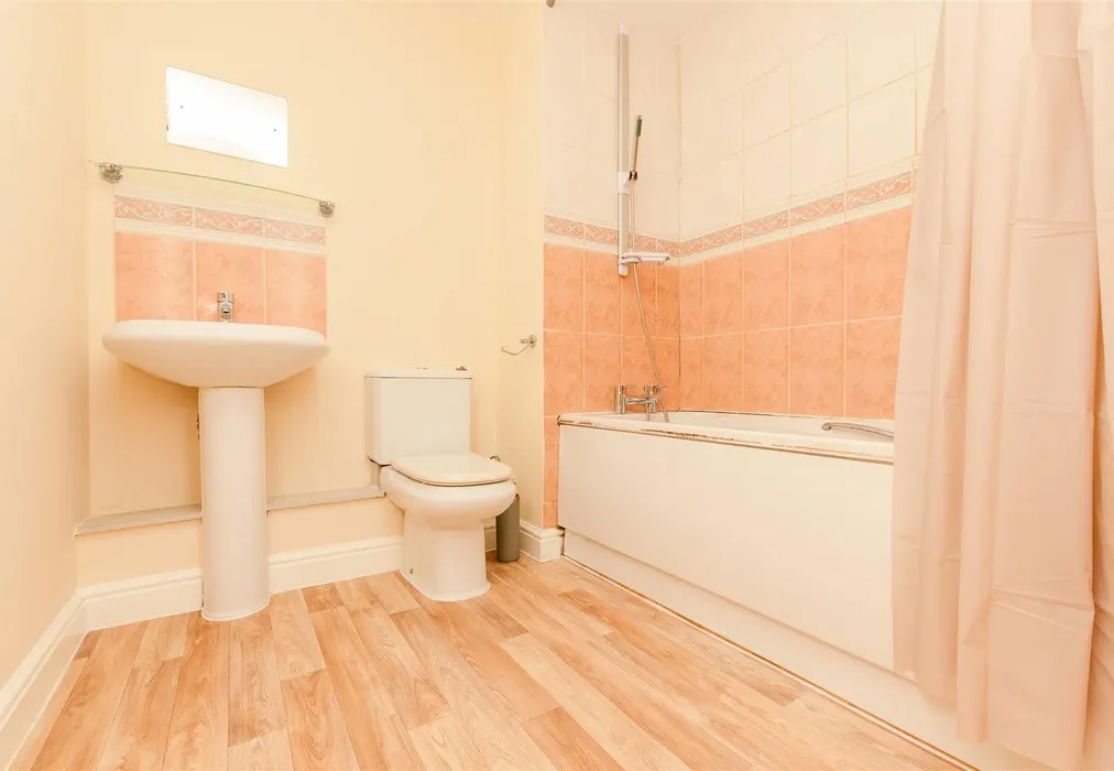 Bathroom - Waterside, Gravesend, Kent - Wards of Kent