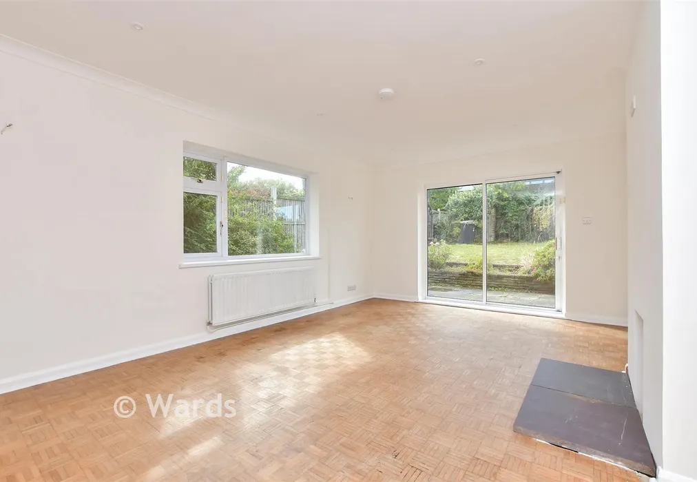 Lounge - Queens Avenue, Broadstairs, Kent - Wards of Kent