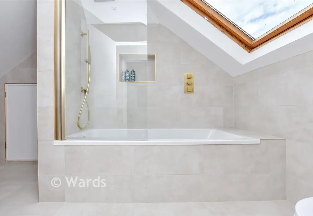 Feature - Queens Avenue, Broadstairs, Kent - Wards of Kent