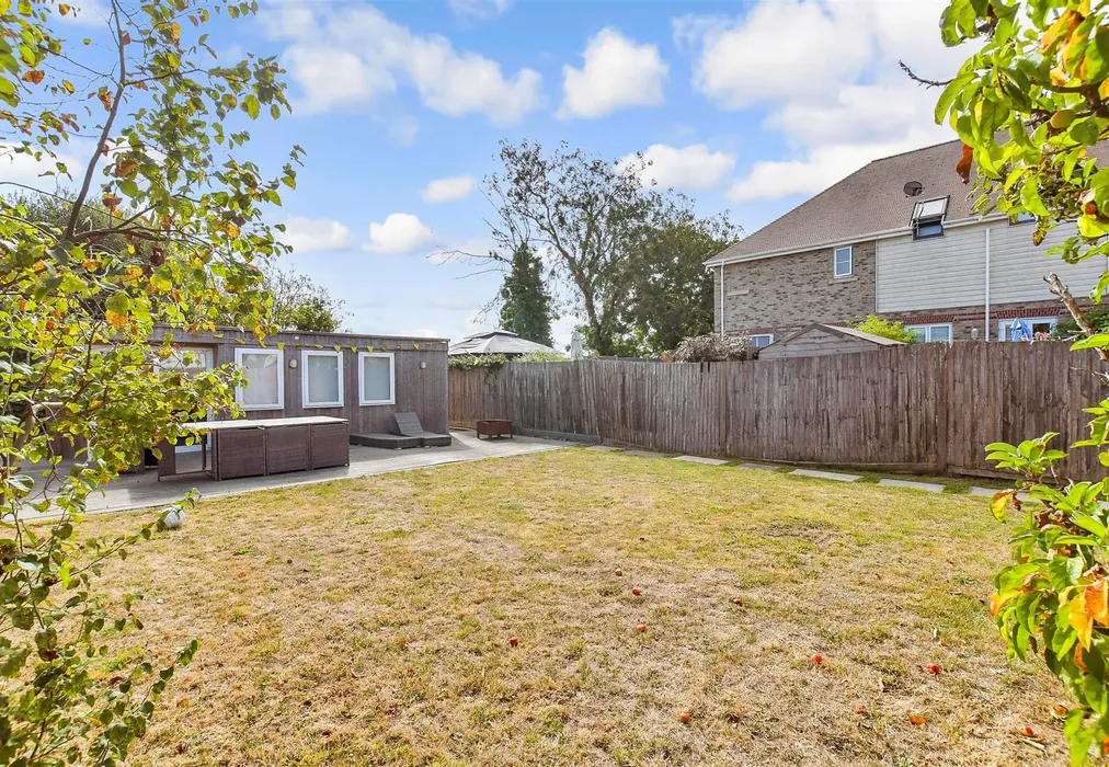 Rear Garden - West View Drive, Yapton, Arundel, West Sussex - Wards of Kent