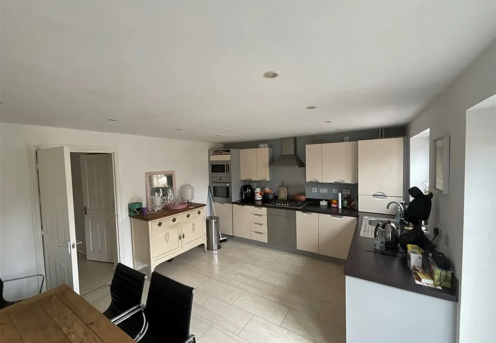 Kitchen - Grayrigg Road, Crawley, West Sussex - Wards of Kent