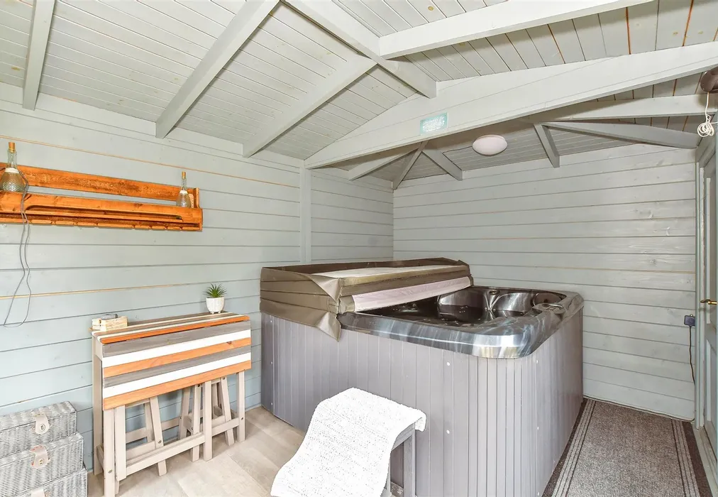 Workshop/Outbuildings - Marden Avenue, Chichester, West Sussex - Wards of Kent