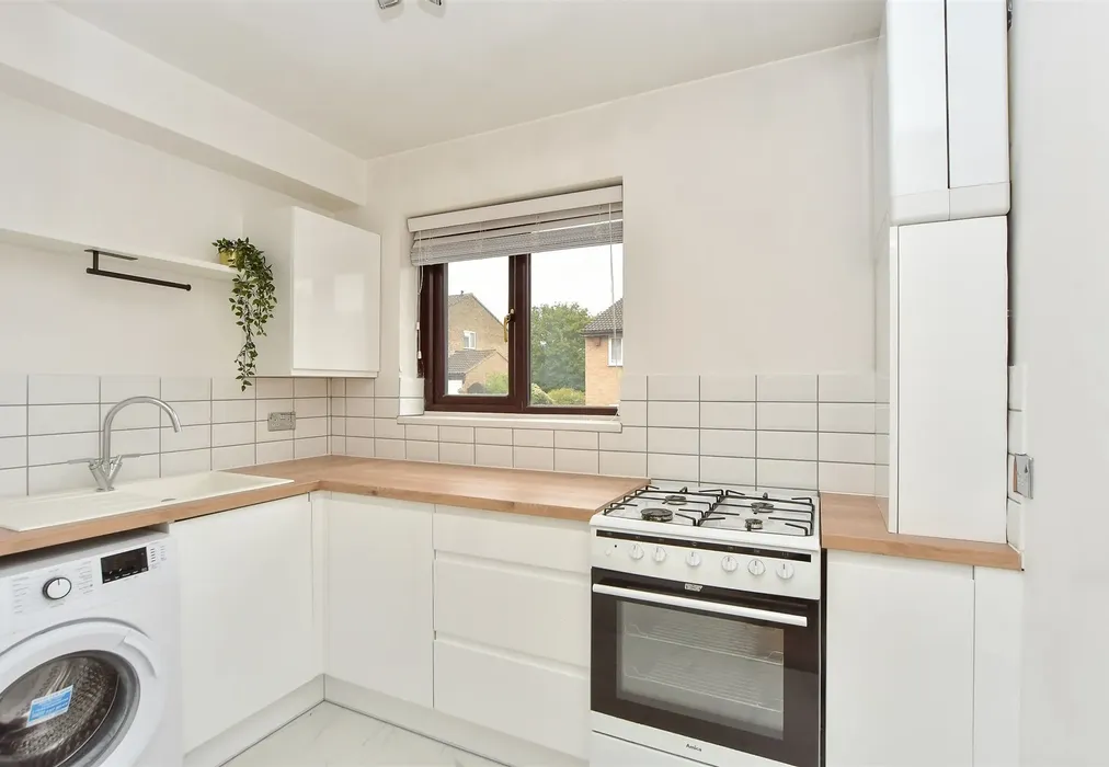 Kitchen - Illustrious Close, Walderslade, Chatham, Kent - Wards of Kent