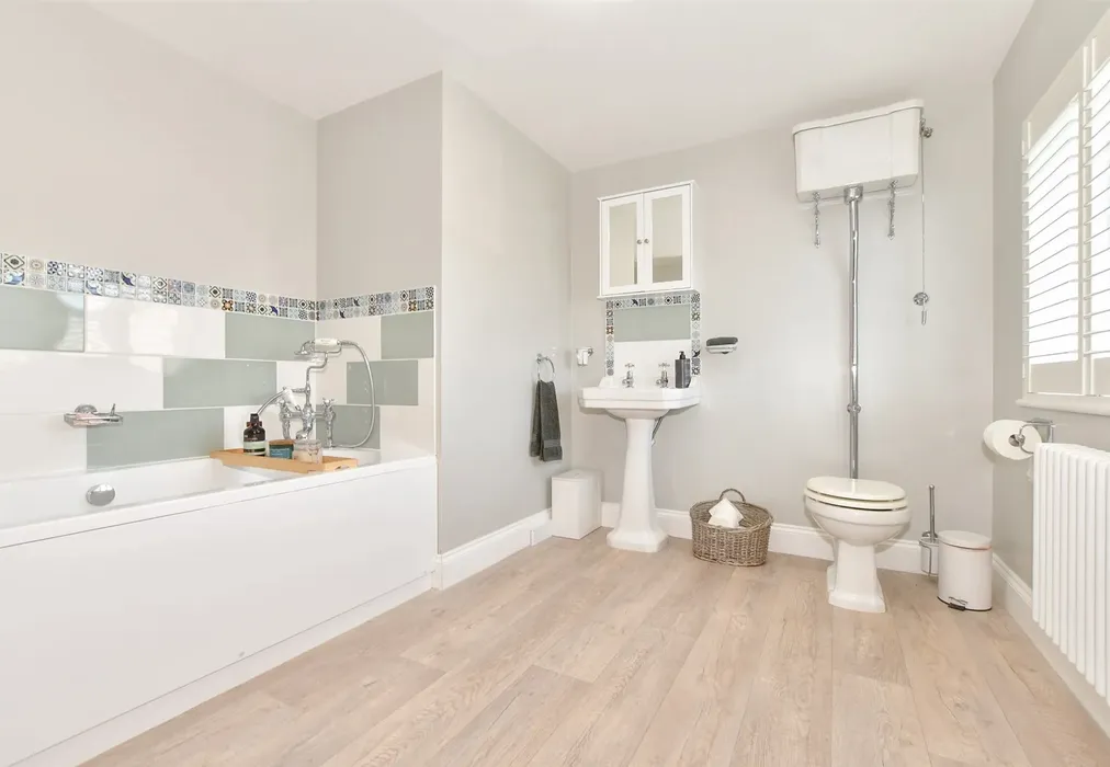 Bathroom - Palmbeach Avenue, Hythe, Kent - Wards of Kent