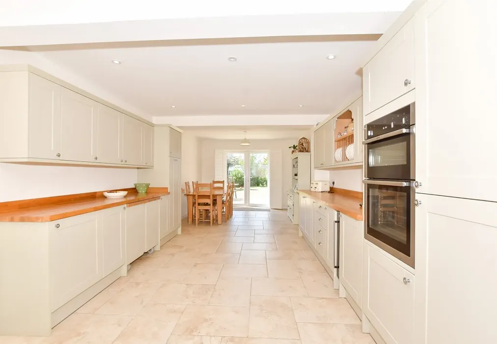 Kitchen - Palmbeach Avenue, Hythe, Kent - Wards of Kent
