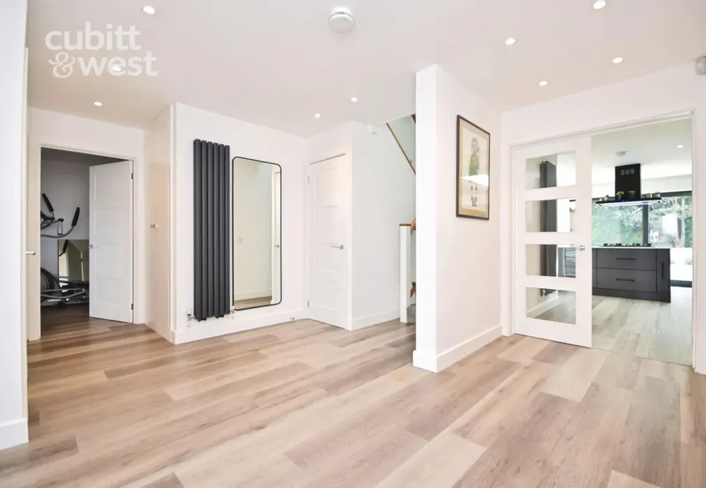 Entrance Hallway - Millyard Crescent, Brighton, BN2 - Wards of Kent