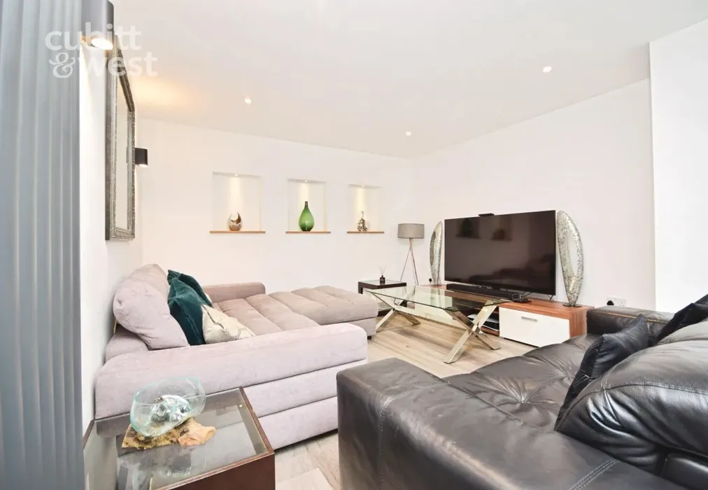 Lounge - Millyard Crescent, Brighton, BN2 - Wards of Kent