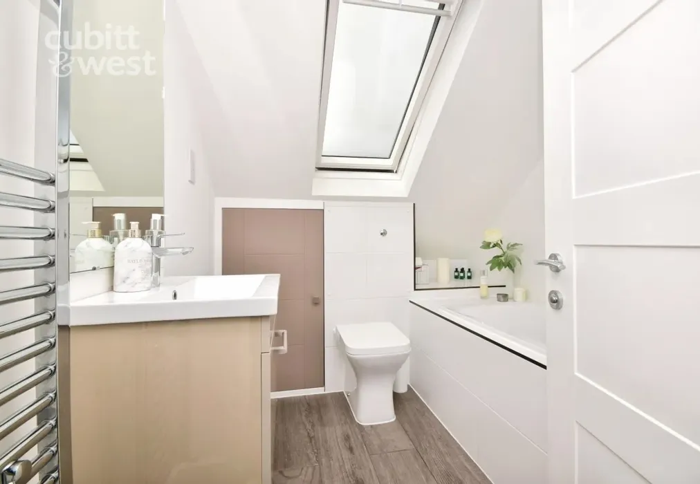 Bathroom - Millyard Crescent, Brighton, BN2 - Wards of Kent