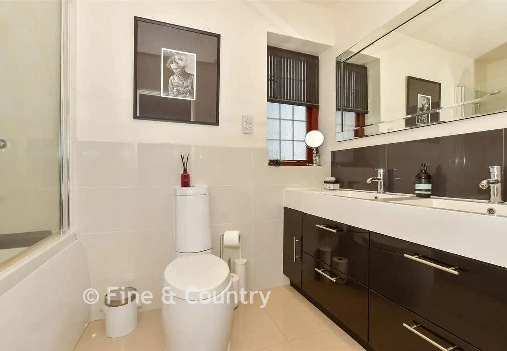 Bathroom - Alexandra Road, Kingsdown, Deal, Kent - Wards of Kent