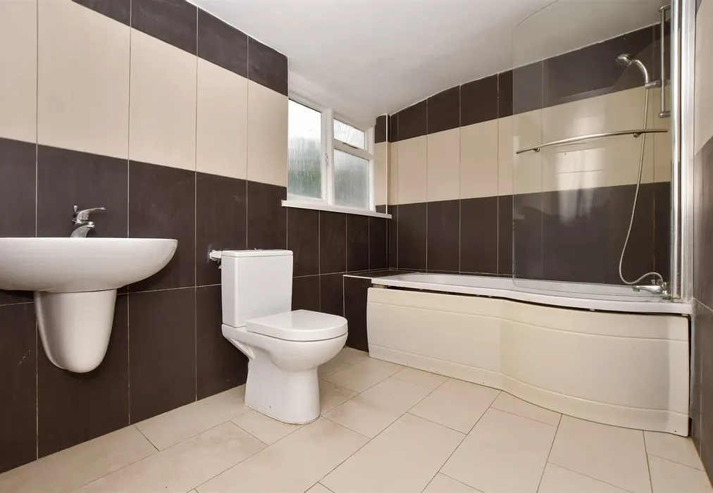 Bathroom - Maison Dieu Road, Dover, Kent - Wards of Kent