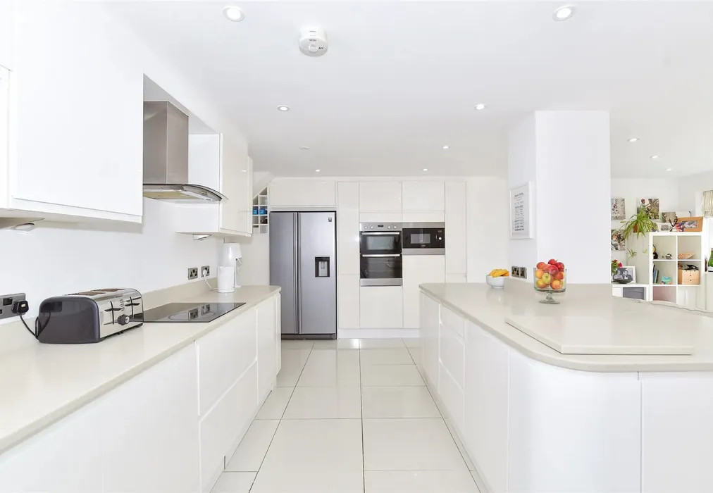 Kitchen - Vaughan Avenue, Tonbridge, Kent - Wards of Kent