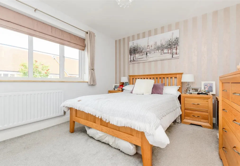 Bedroom 1 - Illett Way, Faygate, Horsham, West Sussex - Wards of Kent