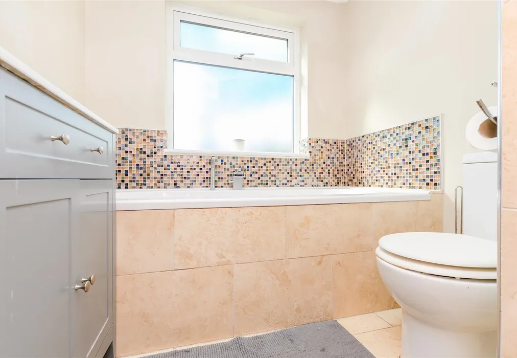 Bathroom - Barnes Cray Road, Dartford, Kent - Wards of Kent