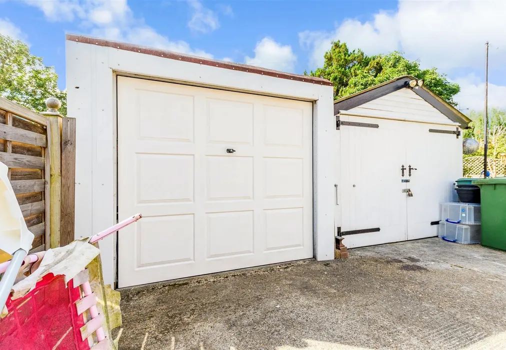 Garage - Barnes Cray Road, Dartford, Kent - Wards of Kent
