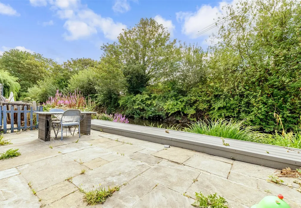 External Feature - Barnes Cray Road, Dartford, Kent - Wards of Kent