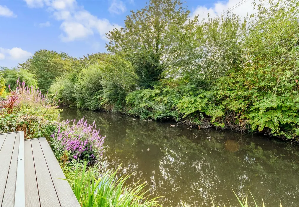 External Feature - Barnes Cray Road, Dartford, Kent - Wards of Kent