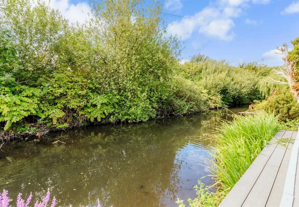 External Feature - Barnes Cray Road, Dartford, Kent - Wards of Kent