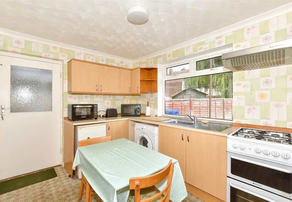 Kitchen - Grantham Avenue, Deal, Kent - Wards of Kent