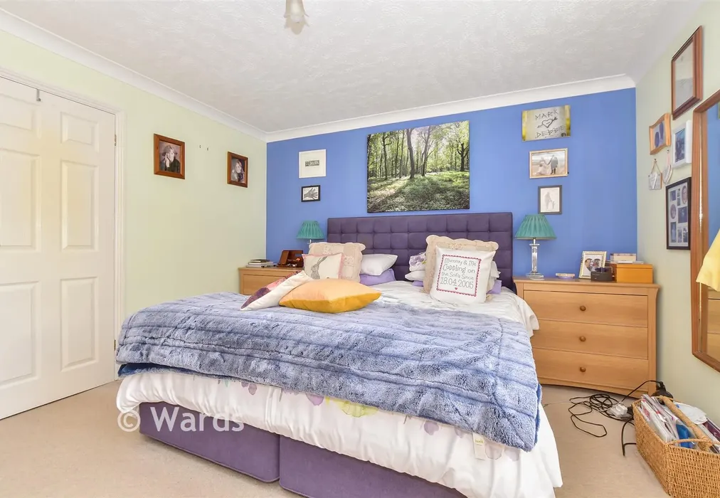 Bedroom 1 - High Meadow, Northiam, Rye, East Sussex - Wards of Kent