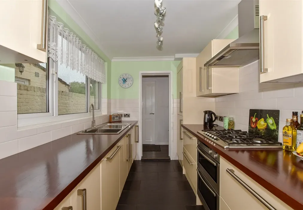 Kitchen - New Hythe Lane, Aylesford, Kent - Wards of Kent