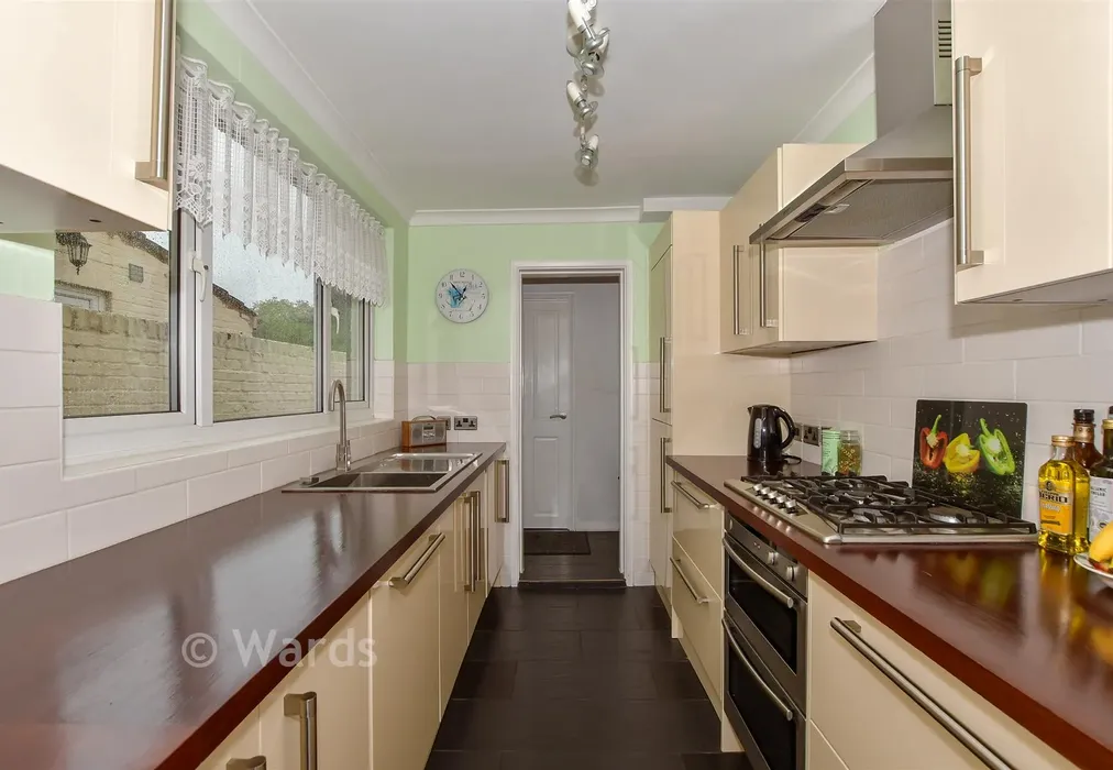 Kitchen - New Hythe Lane, Aylesford, Kent - Wards of Kent