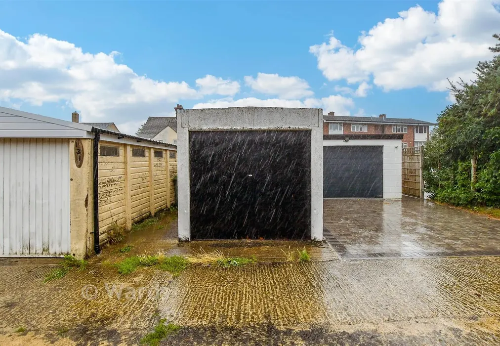 Garage - New Hythe Lane, Aylesford, Kent - Wards of Kent