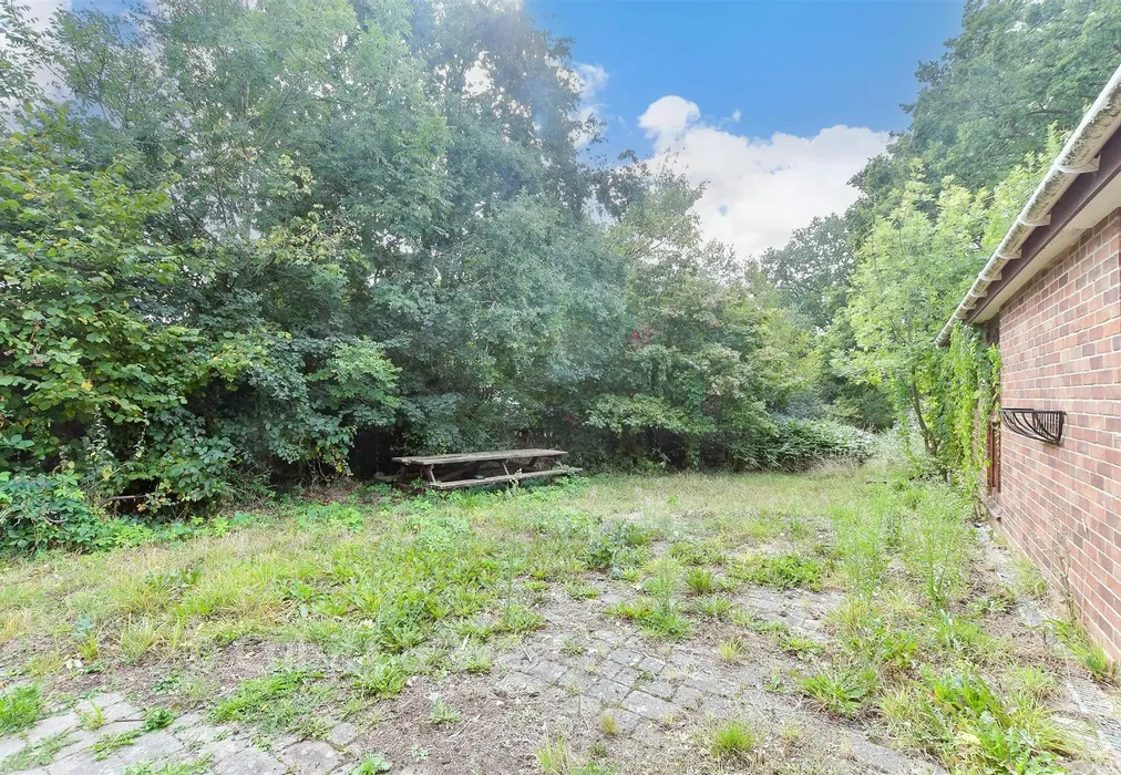 Rear Garden - Nuthurst Street, Nuthurst, Horsham, West Sussex - Wards of Kent