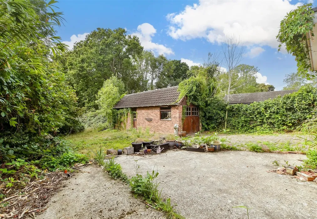 Rear Garden - Nuthurst Street, Nuthurst, Horsham, West Sussex - Wards of Kent