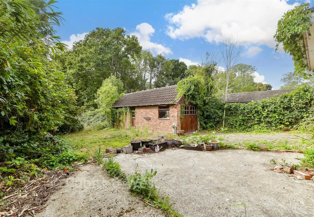 Rear Garden - Nuthurst Street, Nuthurst, Horsham, West Sussex - Wards of Kent
