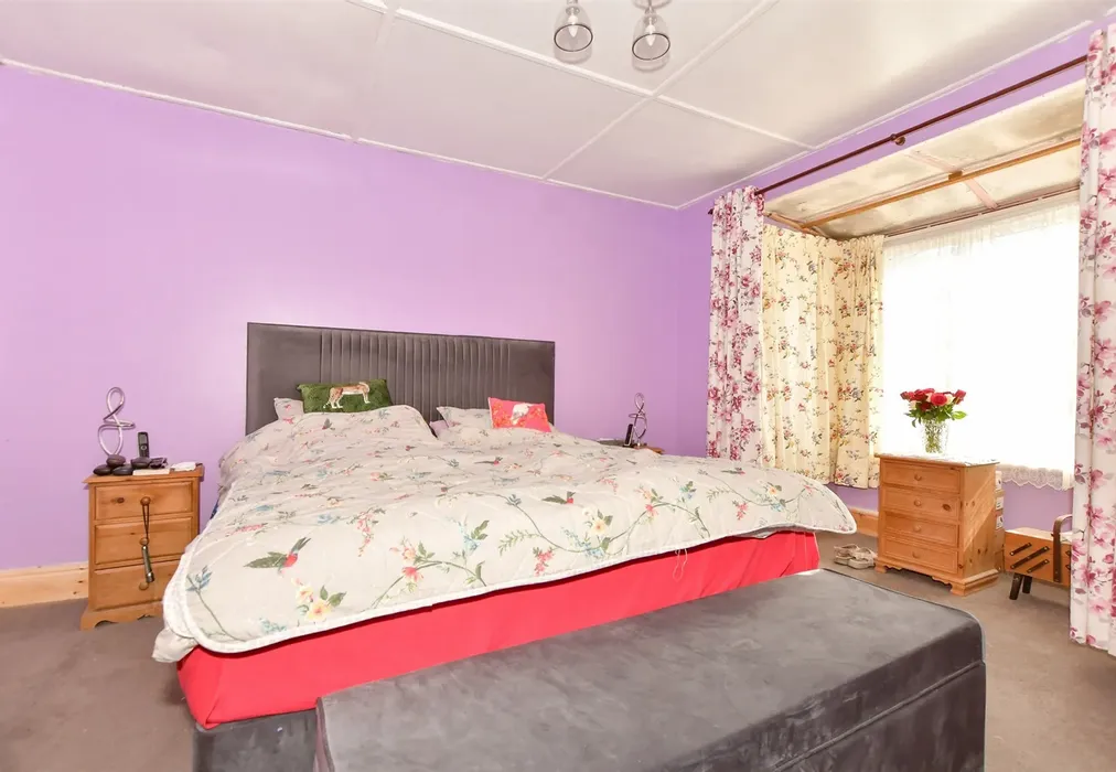 Bedroom 1 - Capel-Le-Ferne, Folkestone, Kent - Wards of Kent