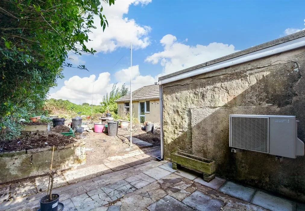 Rear Garden - Capel-Le-Ferne, Folkestone, Kent - Wards of Kent