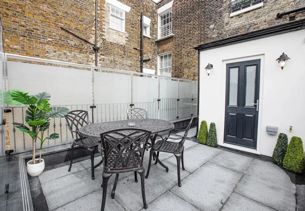 Nel Tf courtyard 2 - Nelson Crescent Ramsgate CT11 - Wards of Kent