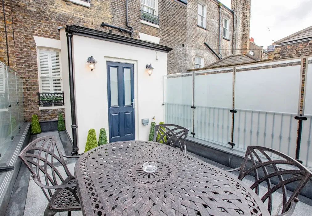 Nel Tf courtyard 1 - Nelson Crescent Ramsgate CT11 - Wards of Kent