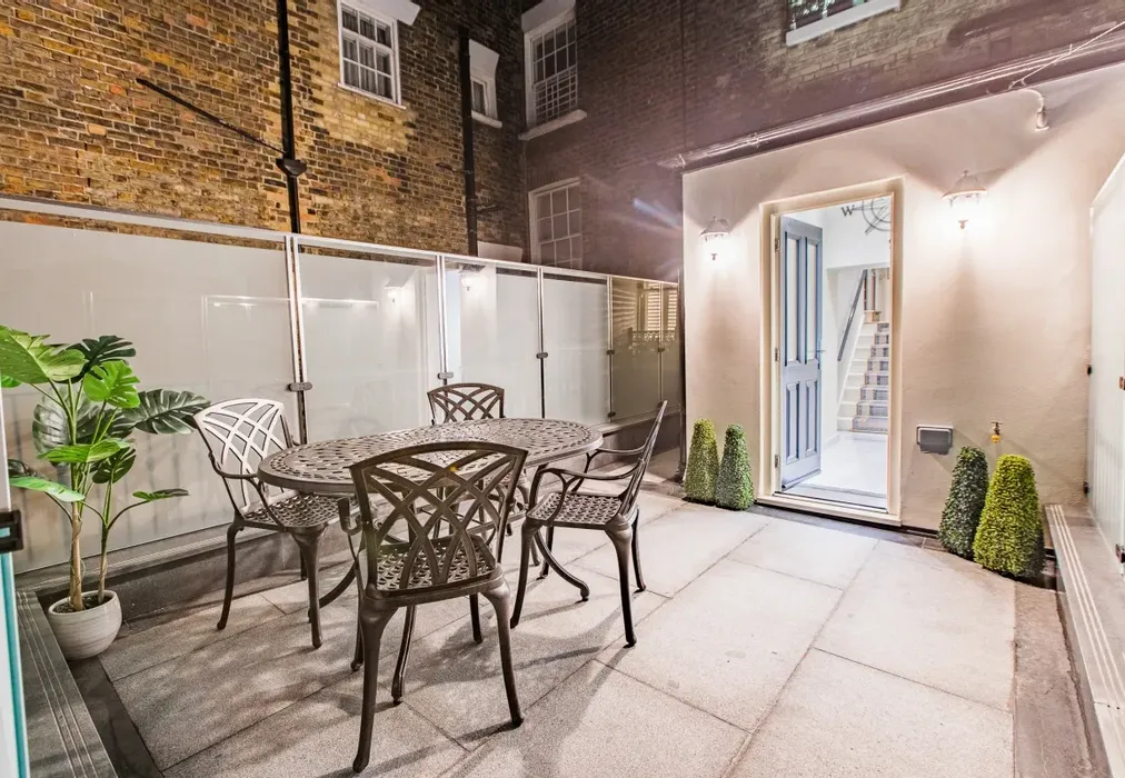 nel tf courtyard - Nelson Crescent Ramsgate CT11 - Wards of Kent
