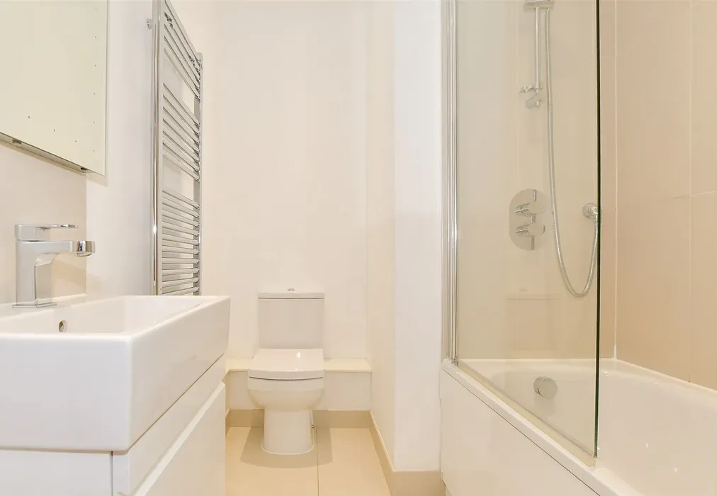 Bathroom - The Causeway, Goring-By-Sea, Worthing, West Sussex - Wards of Kent