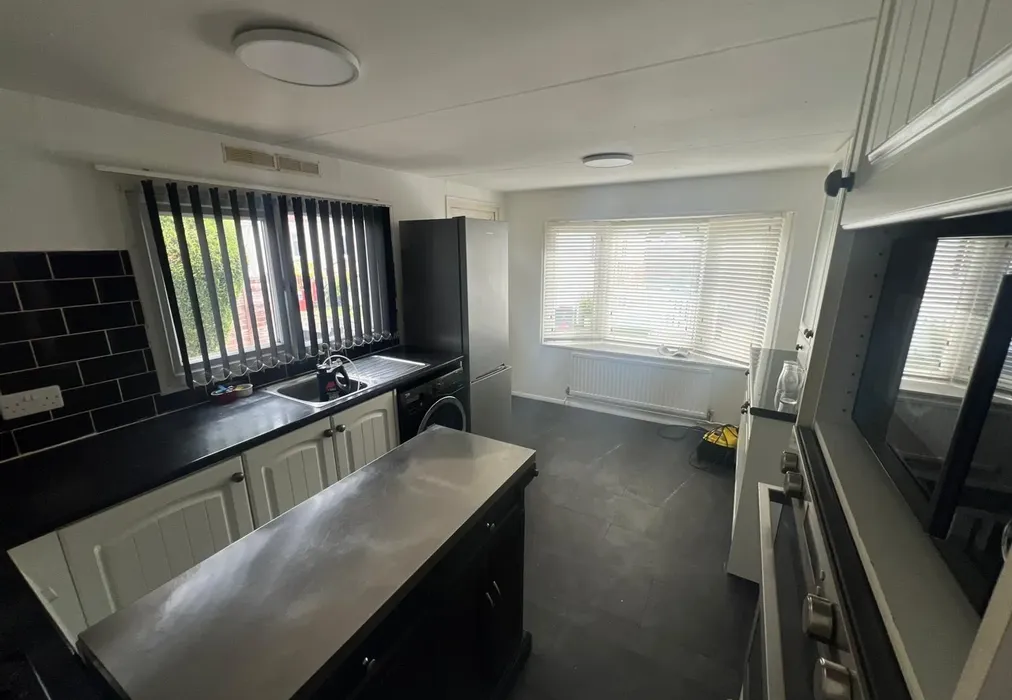Kitchen - Laburnum Court, Smallfield, Horley, Surrey - Wards of Kent